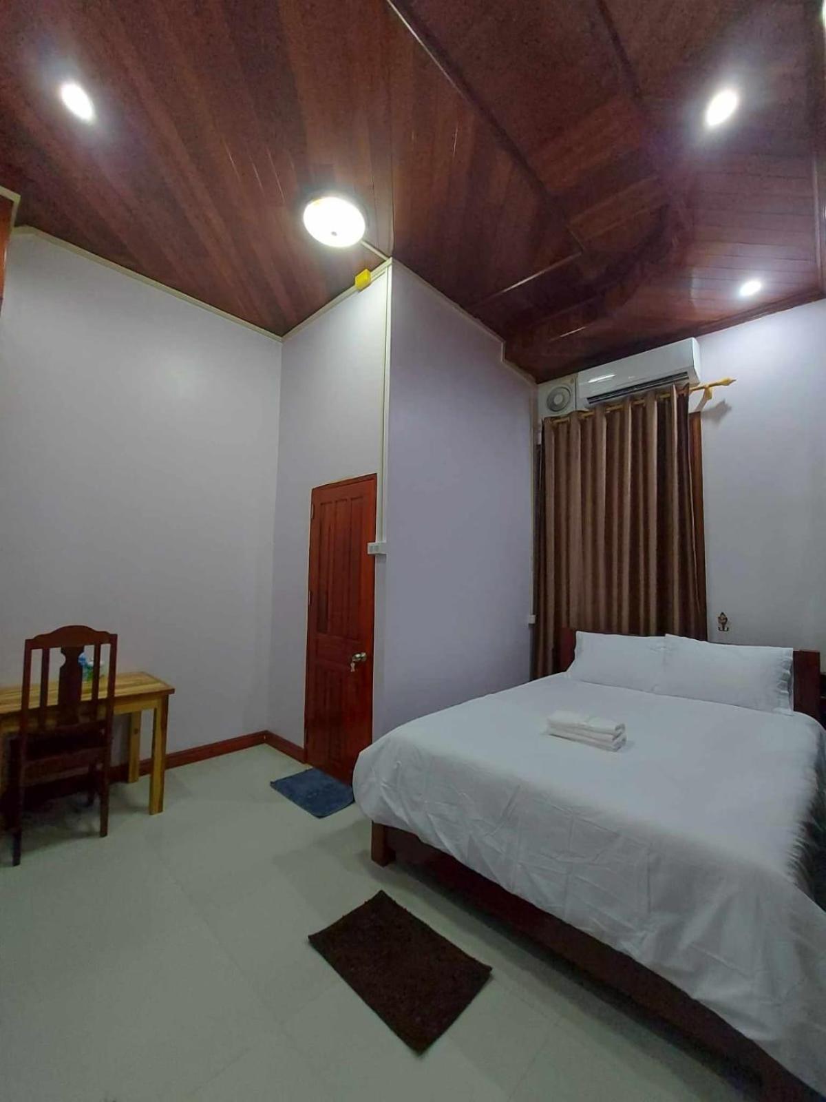 Inthavong Hotel/Guest House Ванг-В'єнг Екстер'єр фото
